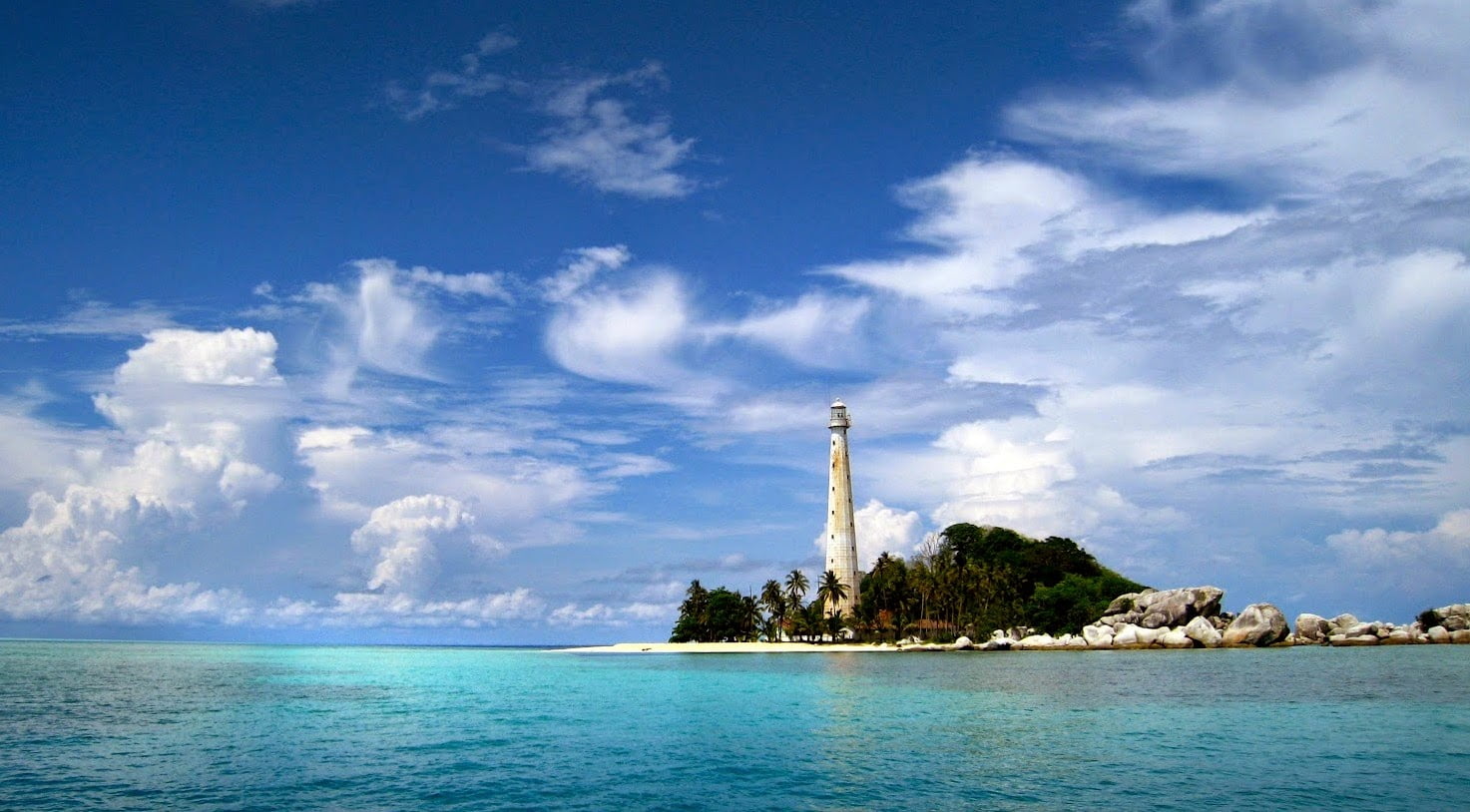 Pulau Lengkuas yang emmiliki menara setinggi 50m