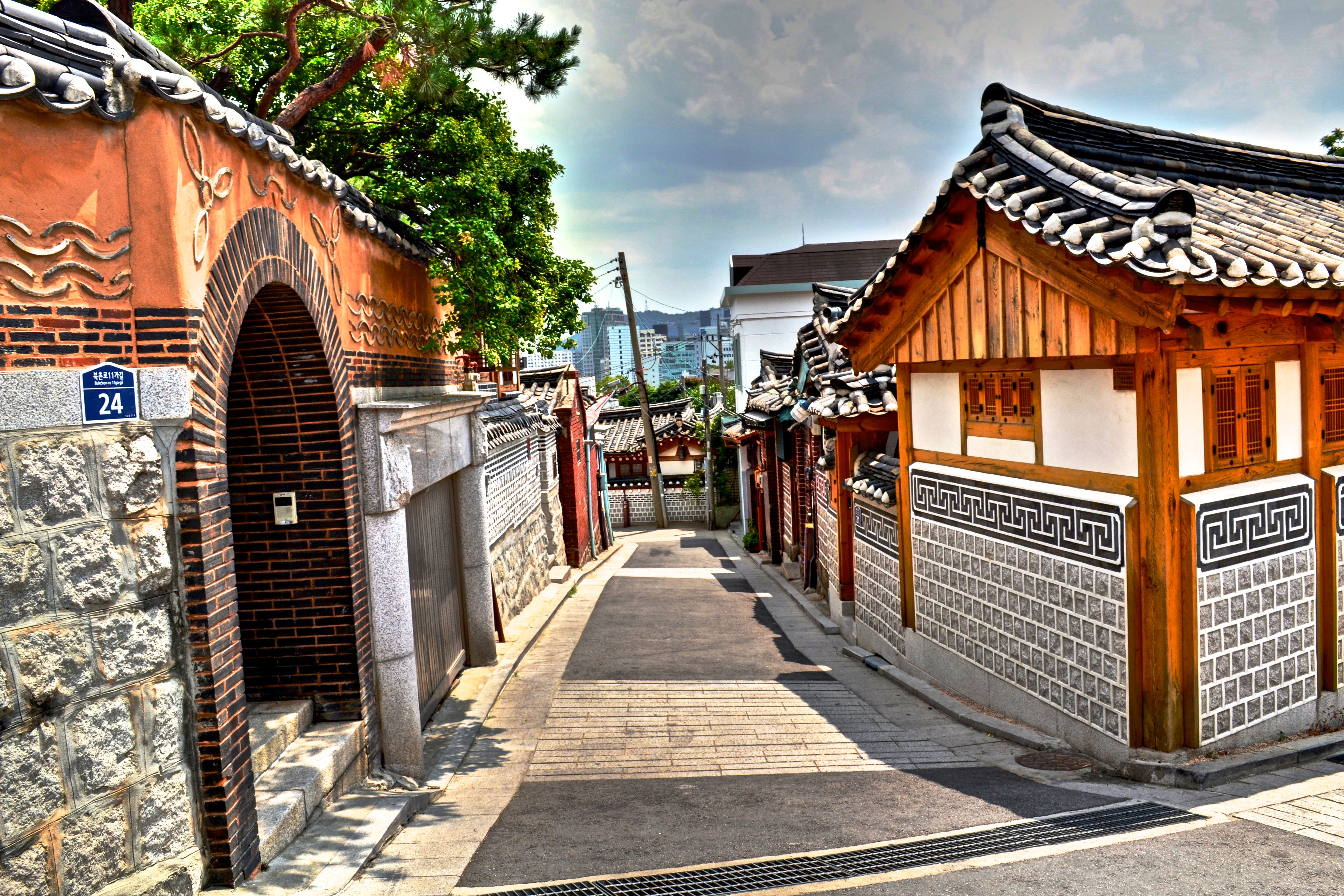 Bukchon Village, tempat wisata Korea Selatan yang menawarkan rumah tradisional