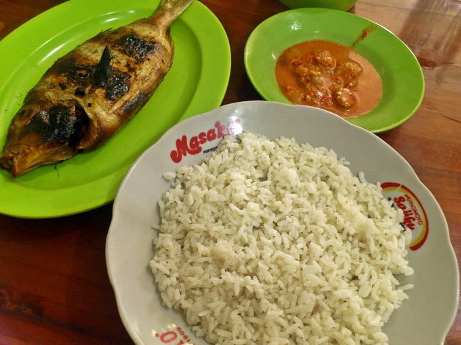 nasi santan dan ikan bakar makanan khas dari pulau selayar
