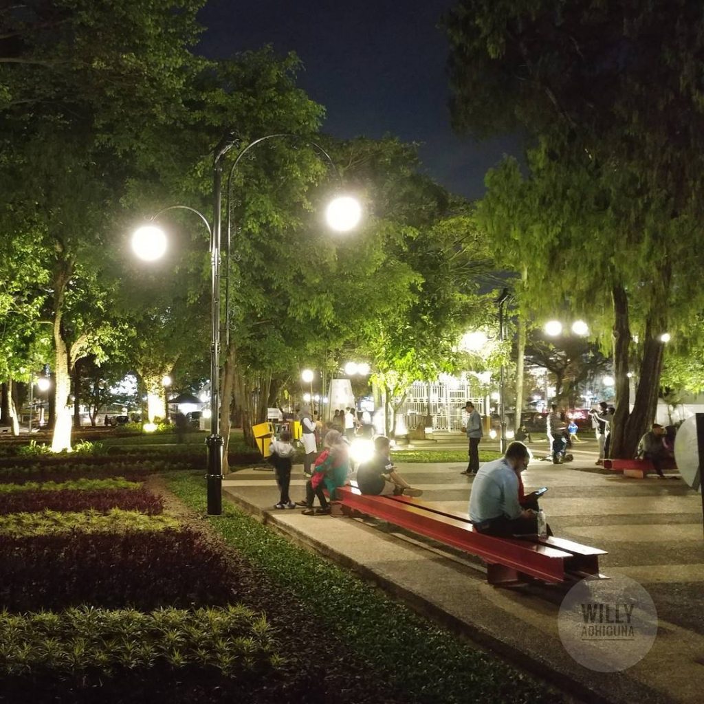 Taman Balai Kota Bandung Malam Hari