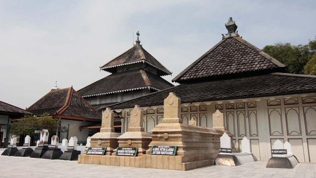 Makam Raja Demak salah satu tempat wisata religi di demak, Image By : padasuka.id