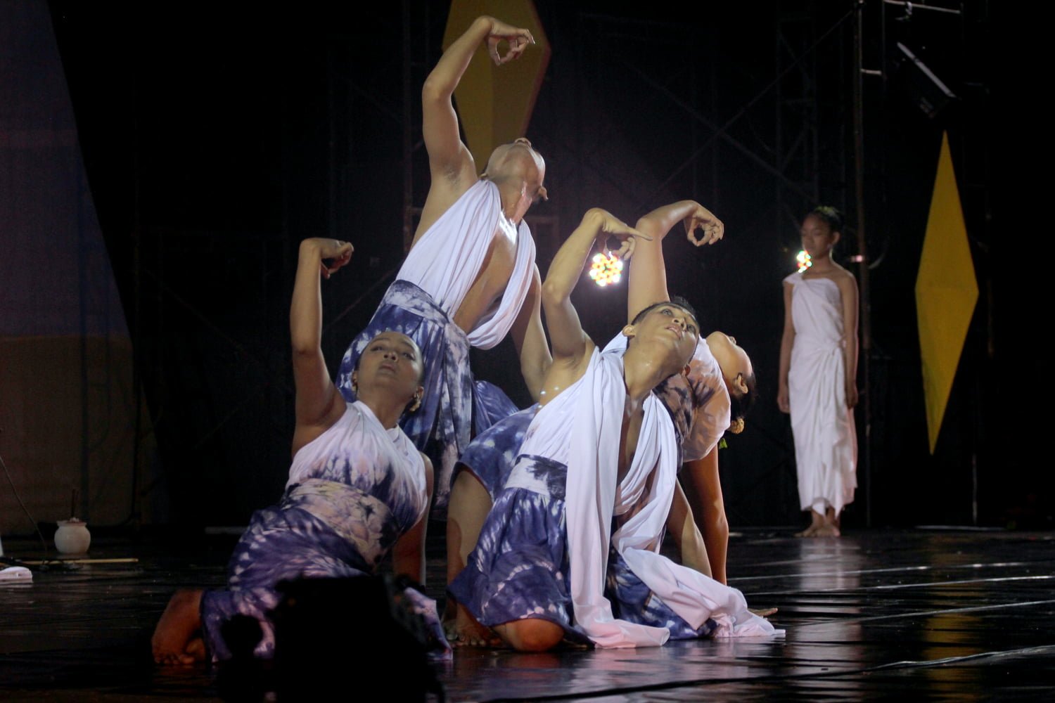 official Dok FKY 30 - Penampilan Sanggar Seni Kinanthi Sekar berkolaborasi dengan Nasa Dance official Dok FKY 30 - Penampilan Sanggar Seni Kinanthi Sekar berkolaborasi dengan Nasa Dance 