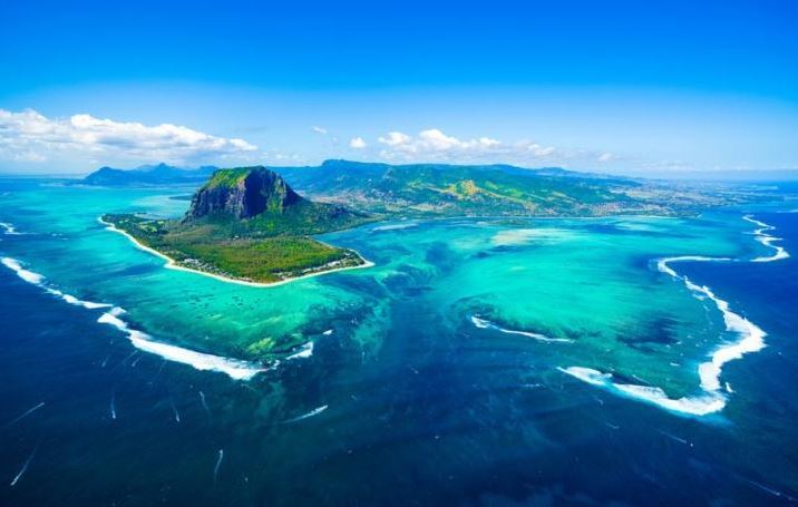 Air Terjun di Dalam Laut di Negara Mauritius, Image By : www.sunresortshotels.com