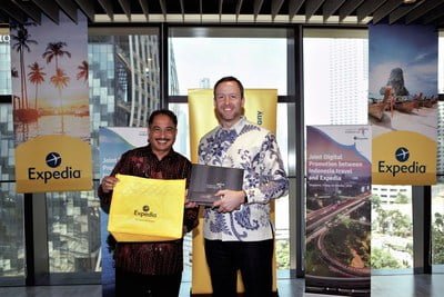 Mr. Arief Yahya, Minister of Tourism, Republic of Indonesia (left) and Mr. Greg Schulze, Senior Vice President, Commercial Strategy and Service, Expedia Group (right), sealing the cooperation to promote 15 key destinations in Indonesia.