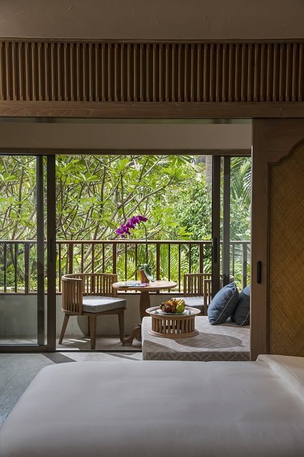 Semua kamar memiliki balkon yang menghadap ke taman rimbun yang terkenal atau Samudera Hindia