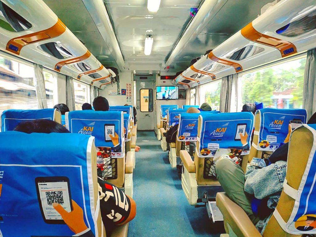 Tempat duduk Kereta Api Malioboro Ekspres kelas Eksekutif, Image by IG : @fisil_