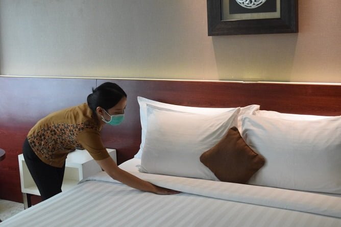 Membersihkan kamar hotel the alana yogyakarta