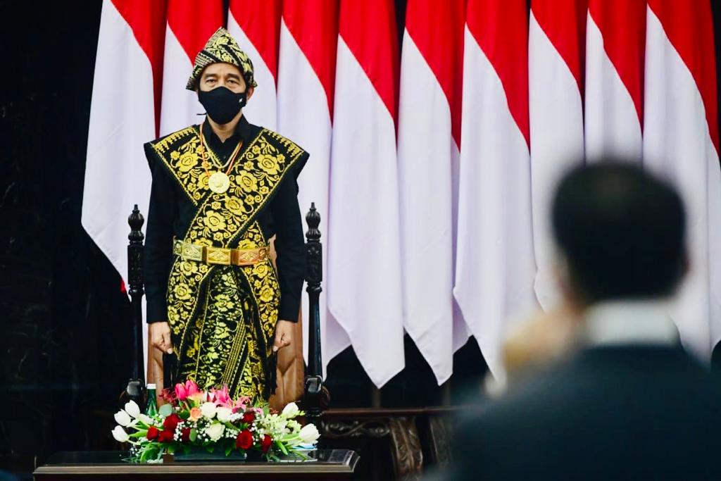 Presiden Joko Widodo Memakai Pakaian Adat NTT