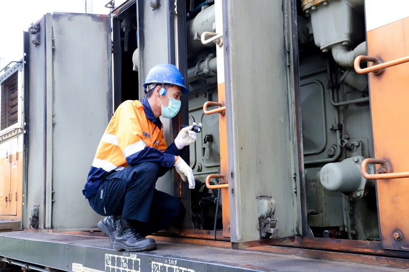Petugas sarana memeriksa mesin lokomotif agar dapat berfungsi secara maksimal