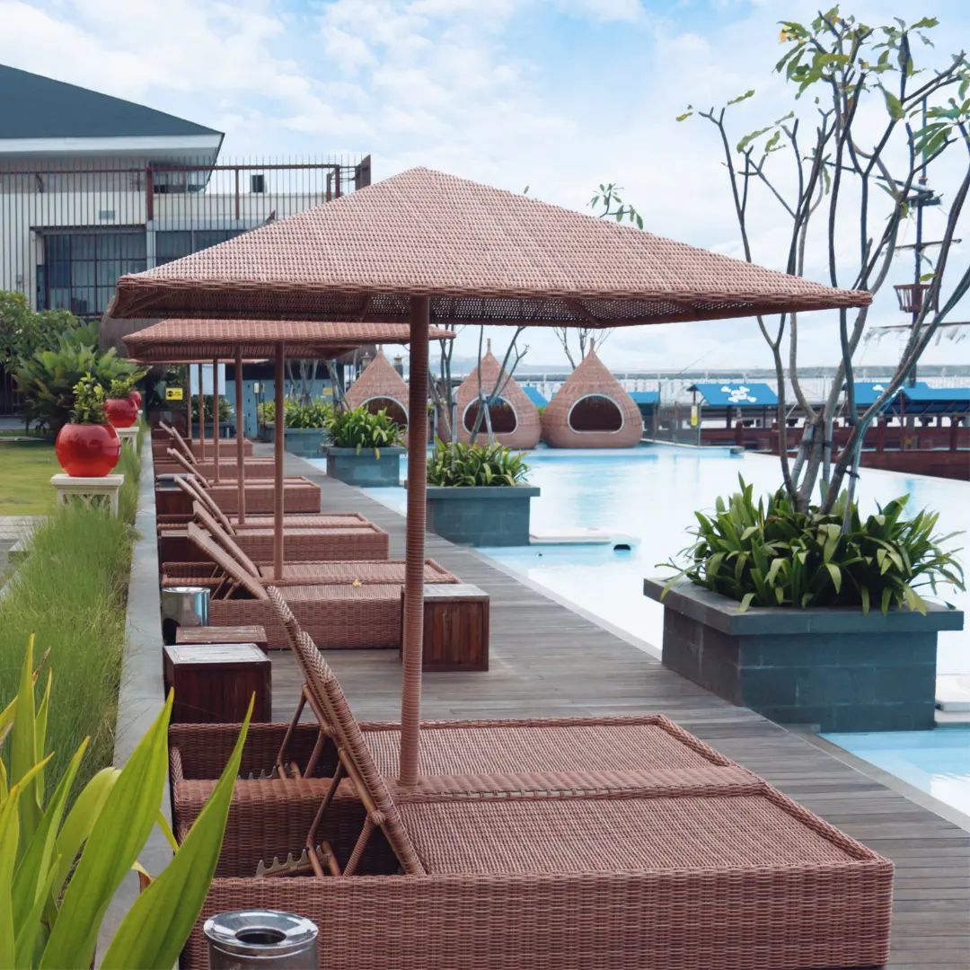 Menanti senja di Nyiur resto dengan Infinity pool