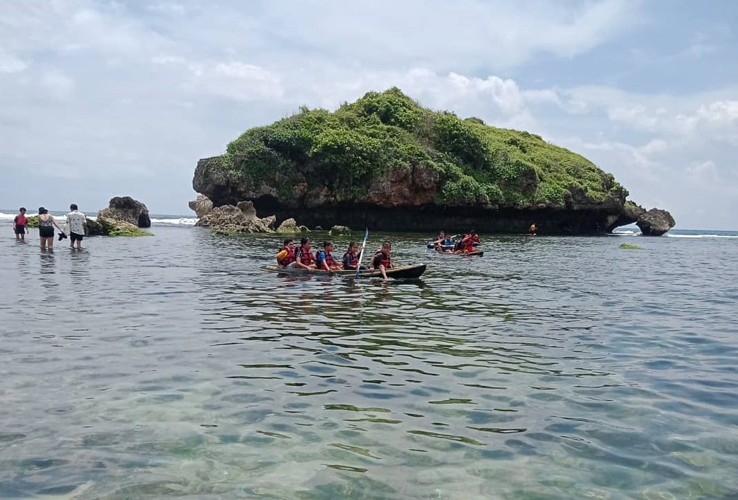 Keindahan Pantai Drini Gunung Kidul, Harga Tiket Masuk ...