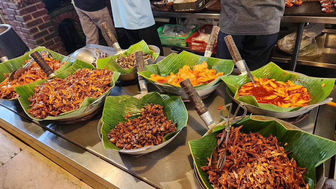 10 Rekomendasi Rumah Makan Sunda di Bandung yang Terkenal Kenikmatannya!