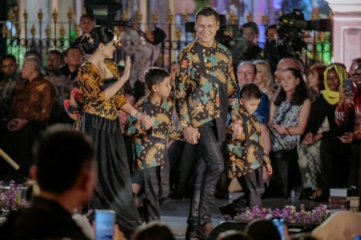 Istana Berbatik, Fashion Show Menyambut Hari Batik Nasional