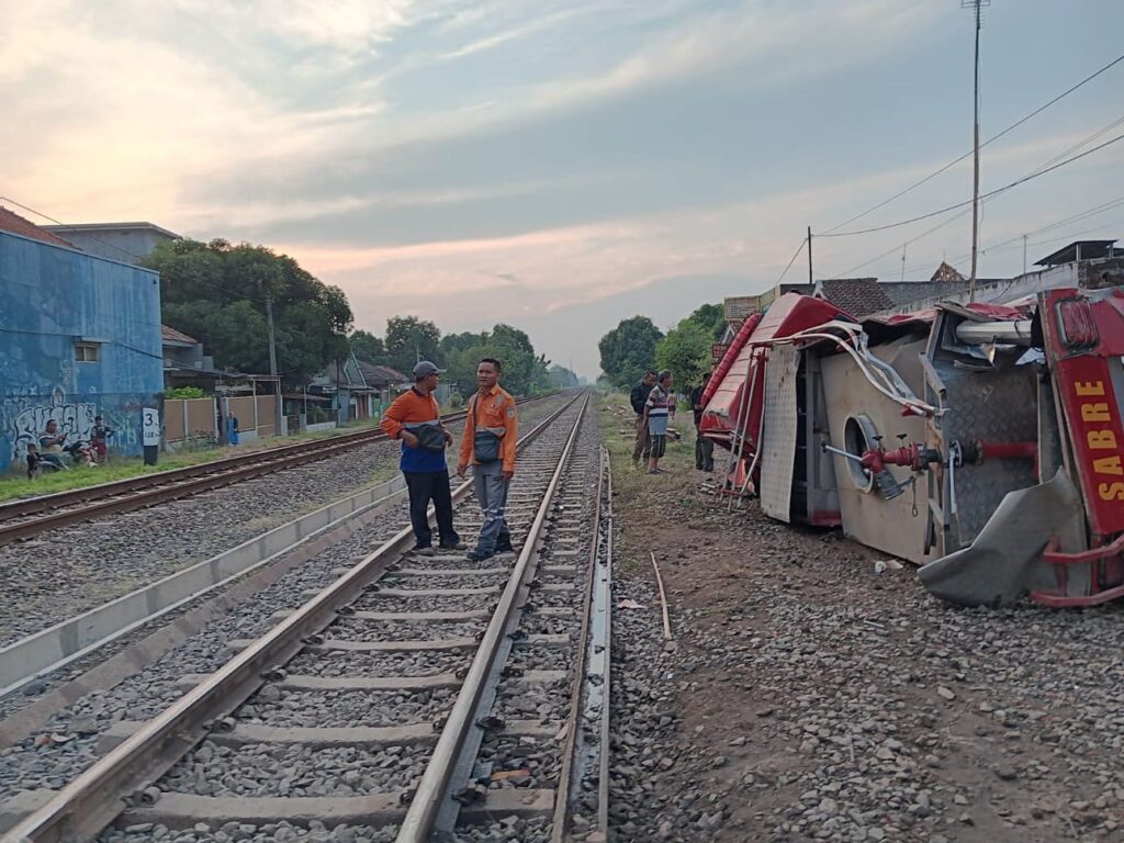 Lokomotif Tertemper Mobil Pemadam Kebakaran di Perlintasan Sebidang, KAI Ingatkan Kembali Tentang Urutan Prioritas Kendaraan di Perlintasan Sebidang (1)