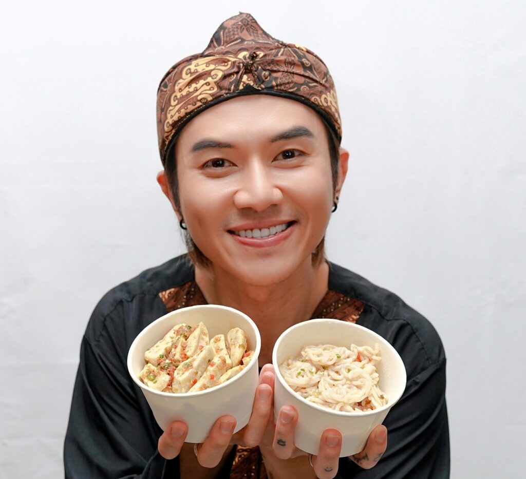 Rafael Tan, kembali hadir dengan merilis single pertamanya sebagai Mamang Rapael yang bertajuk Seblak Rapael.