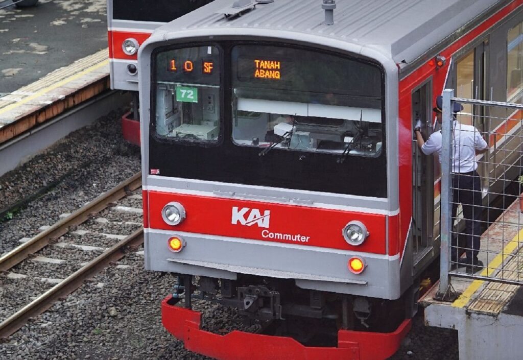 Rekor Tertinggi! KAI Commuter Layani 1,13 Juta Pengguna Awal Minggu Juli 2024!