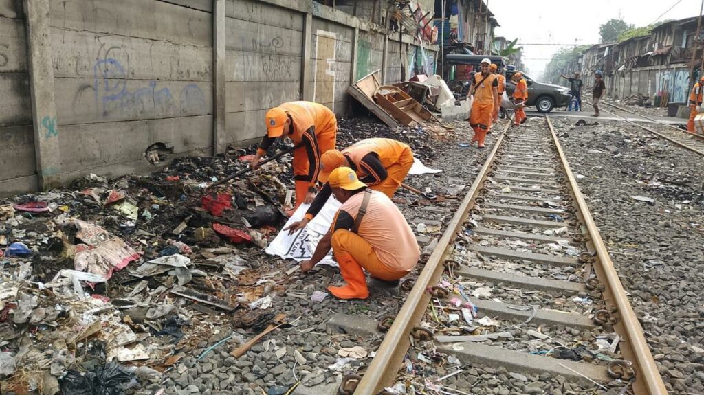 KAI Imbau Warga Tidak Membuang Sampah di Sepanjang Rel, Ini Aturannya