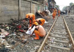 KAI Imbau Warga Tidak Membuang Sampah di Sepanjang Rel, Ini Aturannya