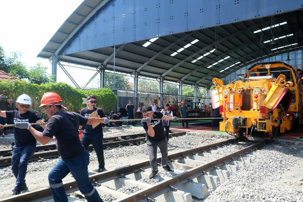 Mengintip Keseruan Lomba Tarik Sarana Kereta Api di Cirebon 