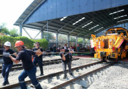 Mengintip Keseruan Lomba Tarik Sarana Kereta Api di Cirebon