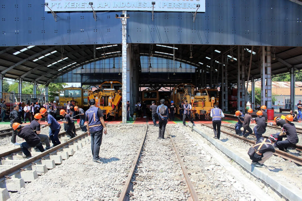 Mengintip Keseruan Lomba Tarik Sarana Kereta Api di Cirebon