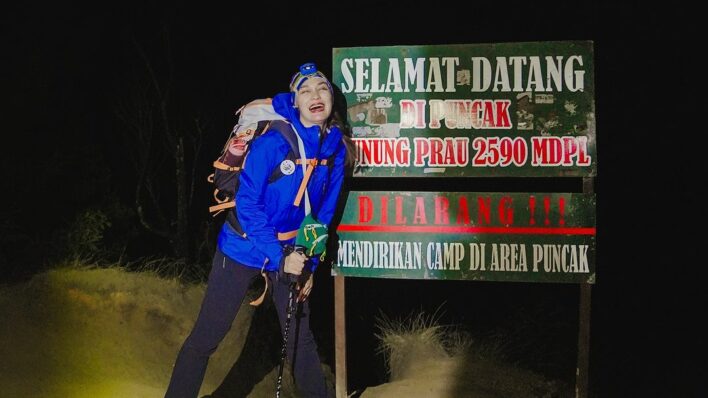 Potret Luna Maya Naik Gunung Prau (4) , image by IG: lunamaya