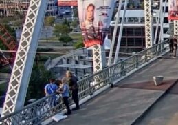 Jon Bon Jovi tunjukkan sisi manusiawi dengan menolong orang di Nashville.