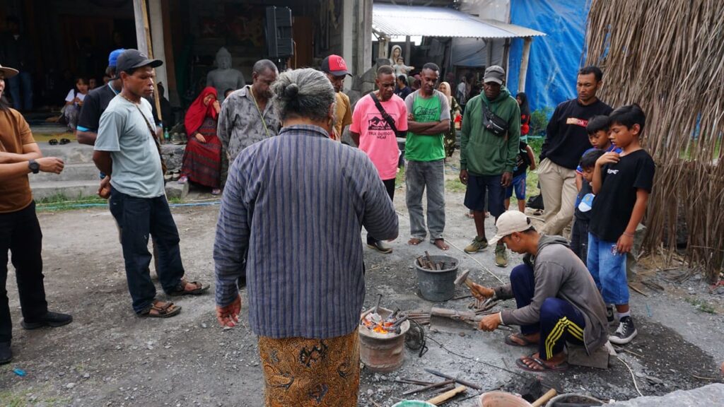 Kelompok Seniman Kamoro Srawung Budaya Ke Dua Titik Seni Pahat di Magelang (1)