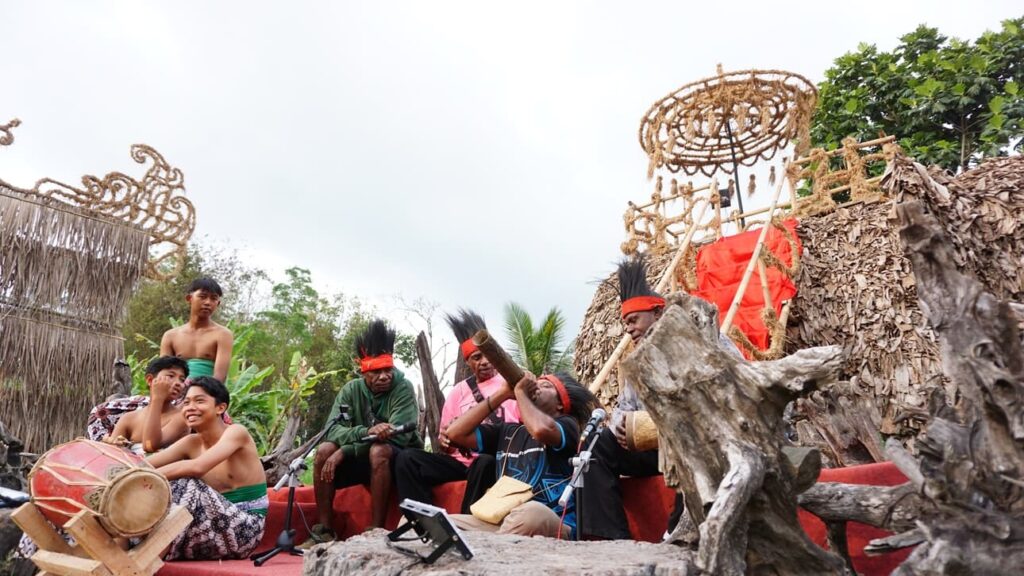 Kelompok Seniman Kamoro Srawung Budaya Ke Dua Titik Seni Pahat di Magelang (2)