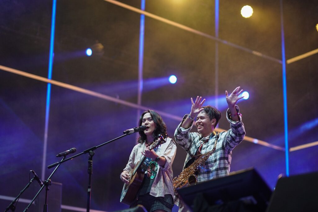 Serunya Panggung Pestapora 2024: Sheryl Sheinafia & Refo Dan Fauna Suguhkan Aksi Cukur Rambut