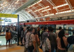 Naik LRT Jabodebek