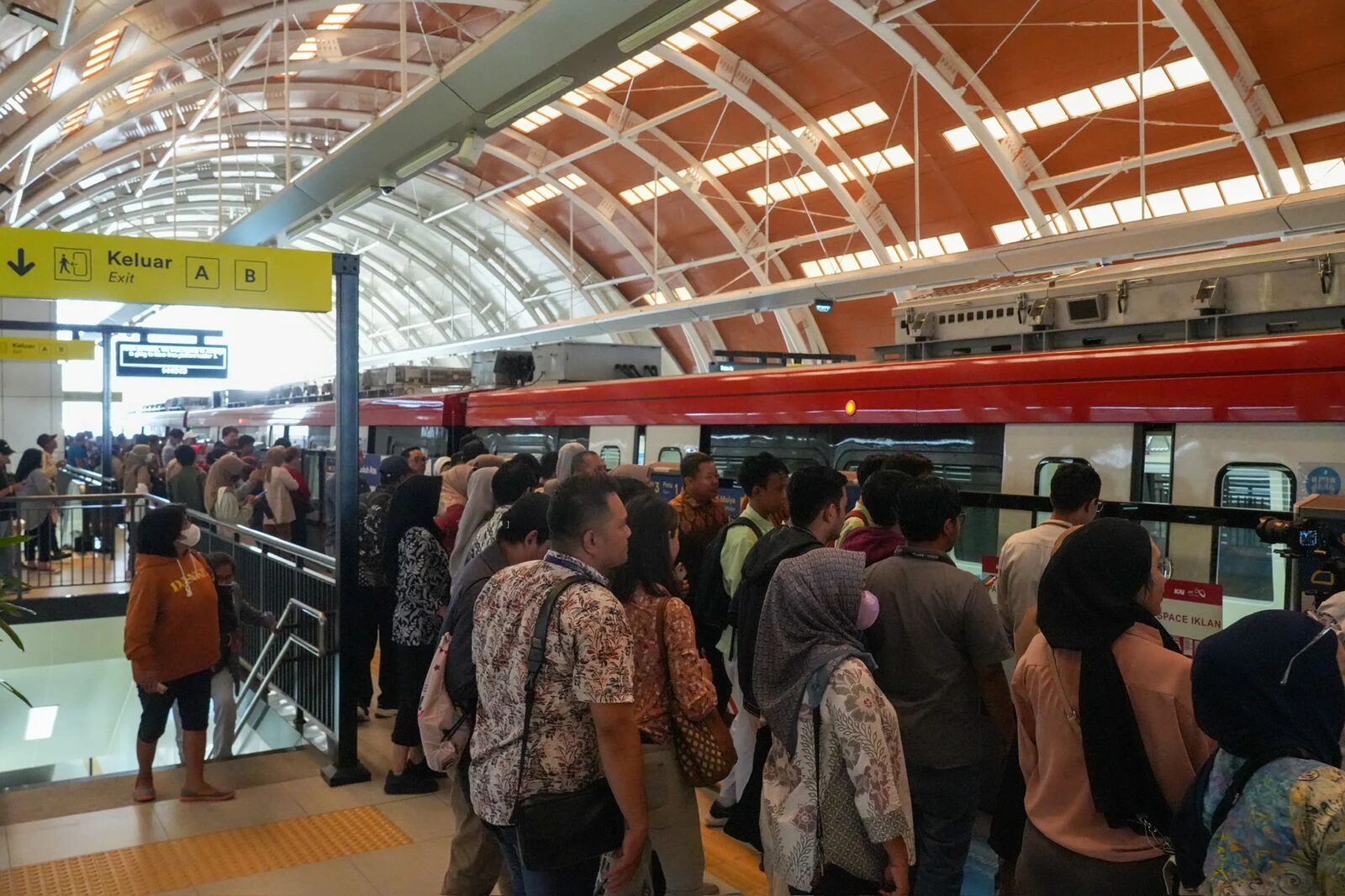 Naik LRT Jabodebek