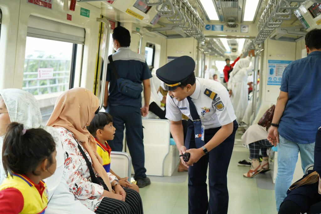 Train Attendant LRT Jabodebek- Pengawal Kenyamanan dan Keamanan di Layanan Transportasi Otomatis (1) (1)